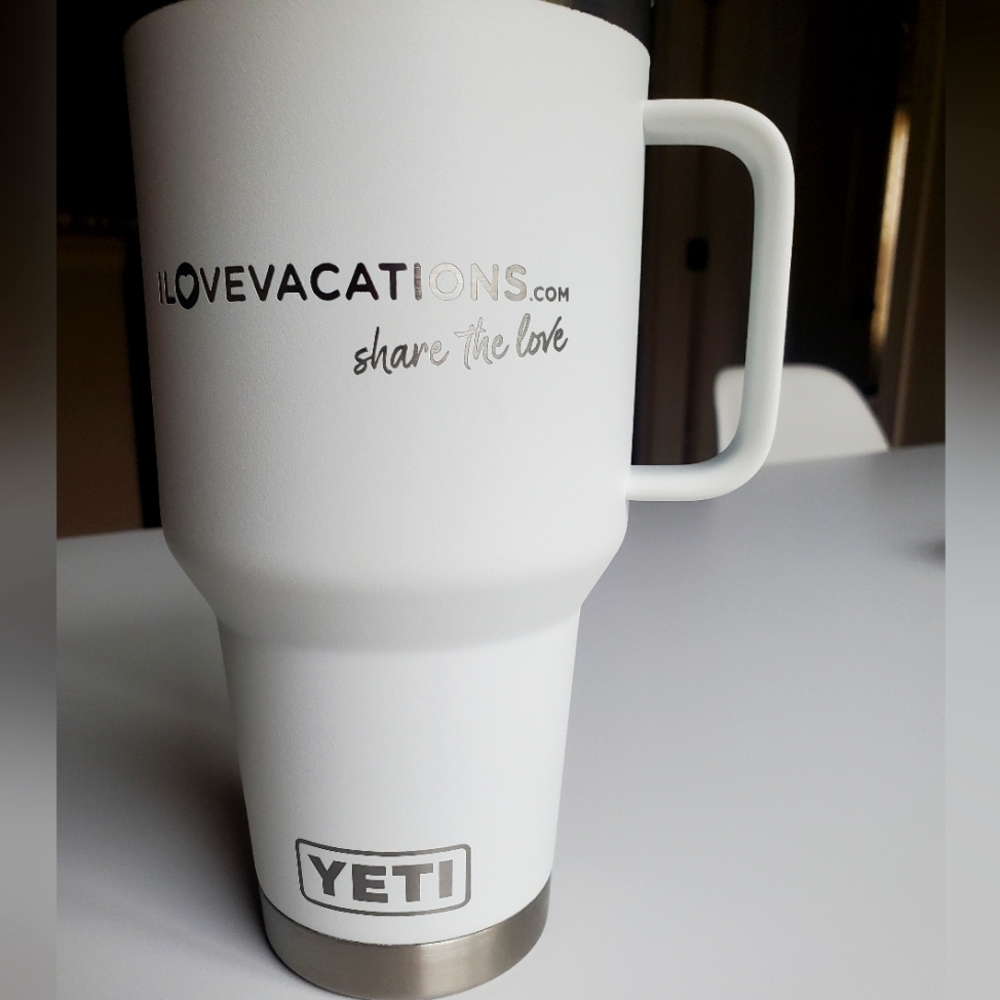 Band New With Tags Yeti large  white Termica Travel mug with Handle